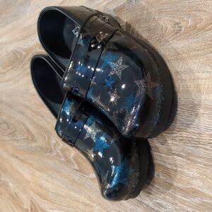 💙🖤⭐Koi By Sanita Women's Black Starry Clogs size 38 Euro (7.5-8 US)💙🖤⭐ WOW!!